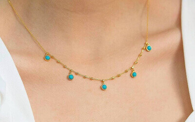 YAKA MODELİNE GÖRE KOLYE SEÇİMİ